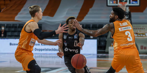 同时在防守 同时在防守